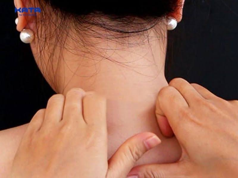Massage vùng gáy giúp giảm mỏi mắt