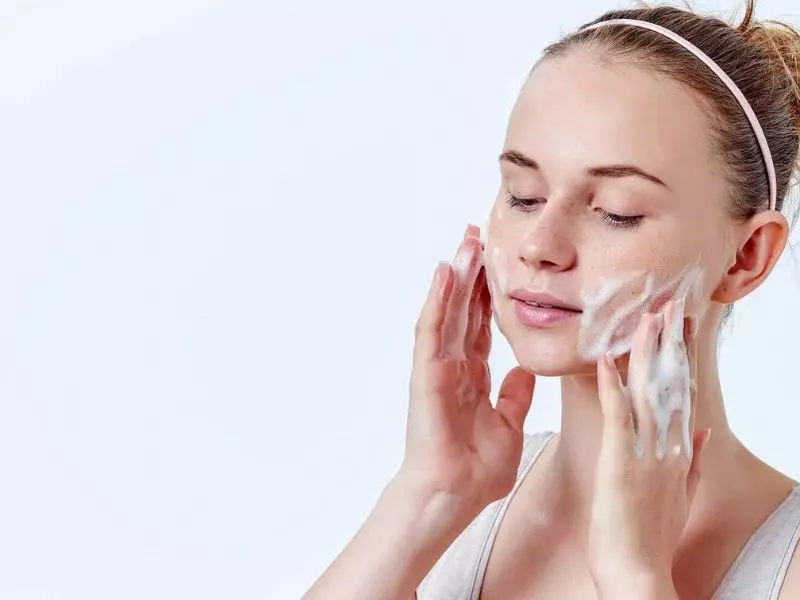 Cần rửa mặt sạch sẽ trước khi sử dụng mặt nạ ánh sáng sinh học