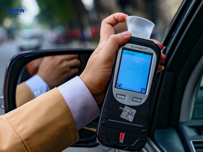 Máy đo nồng độ cồn có ống thổi sử dụng ống thổi rời để đưa hơi thở vào buồng đo
