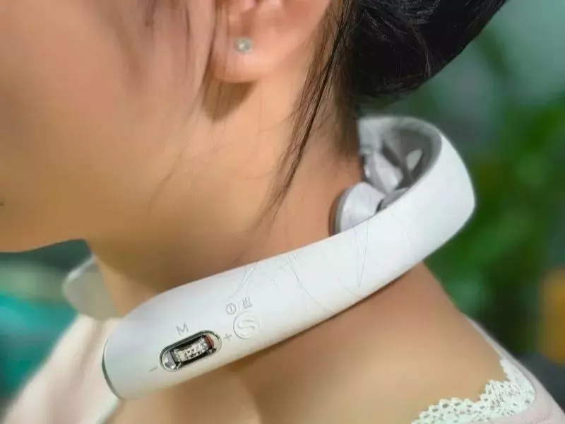 Đặt SKG ôm sát vào phần gáy