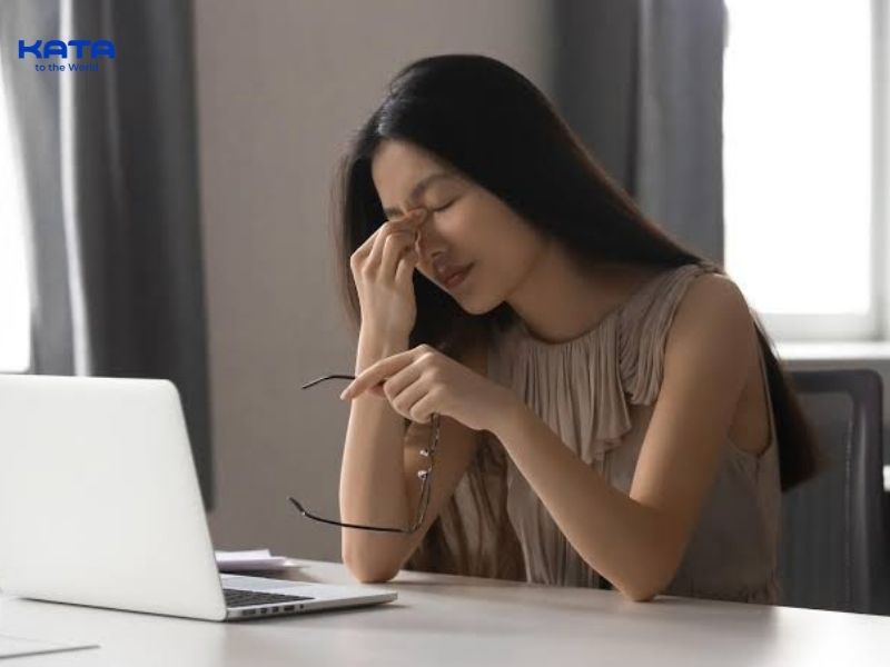 Những người làm việc nhiều với máy tính, bị khô mắt, mỏi mắt