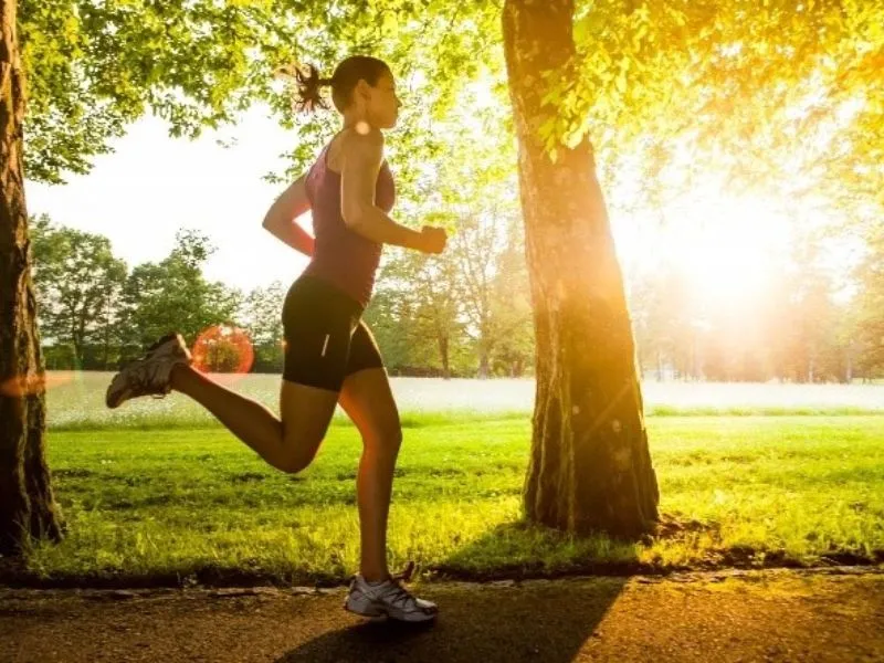 Chạy bộ vào sáng sớm 