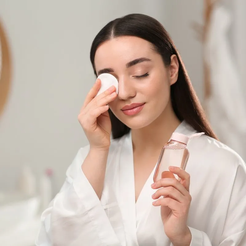 Nên Dùng Dầu Tẩy Trang Hay Nước Tẩy Trang? 