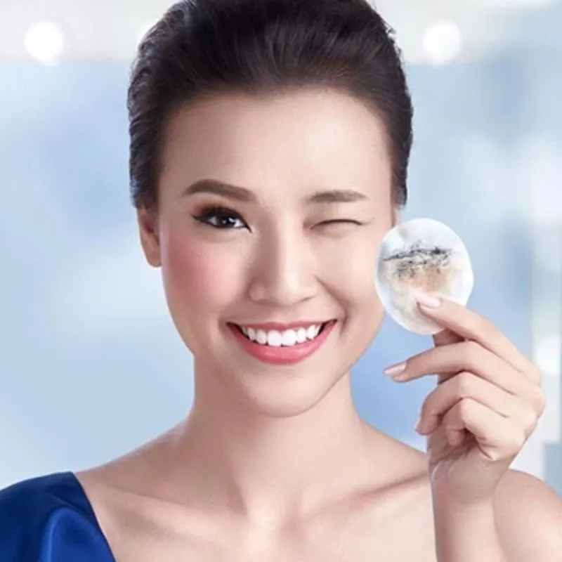 Nên Dùng Dầu Tẩy Trang Hay Nước Tẩy Trang? 
