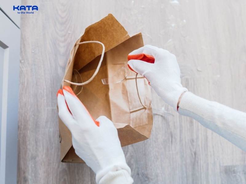 Đeo găng tay và giày dép trước khi thu gom gương vỡ