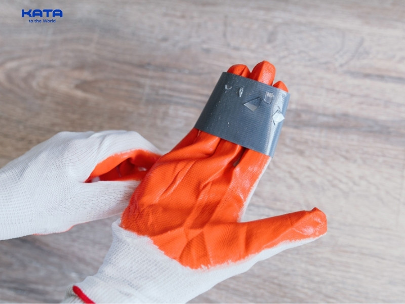 Khi bị mảnh gương vỡ cứa vào tay, bạn cần xử lý ngay lập tức để cầm máu, tránh nhiễm trùng và lấy hết mảnh thủy tinh nhỏ còn sót lại