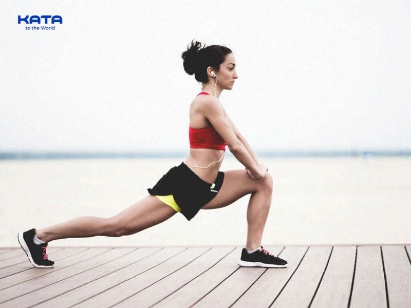 Thực hiện các bài tập kéo giãn chân để duy trì độ linh hoạt của khớp