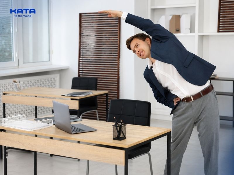 Người làm văn phòng nên xen kẽ hoạt động để giảm tình trạng ngồi lâu cứng cơ