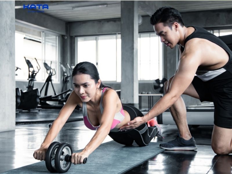 Thực hiện tập bụng xen kẽ tập toàn thân, nghỉ 2 ngày/tuần hoặc giãn cơ nhẹ