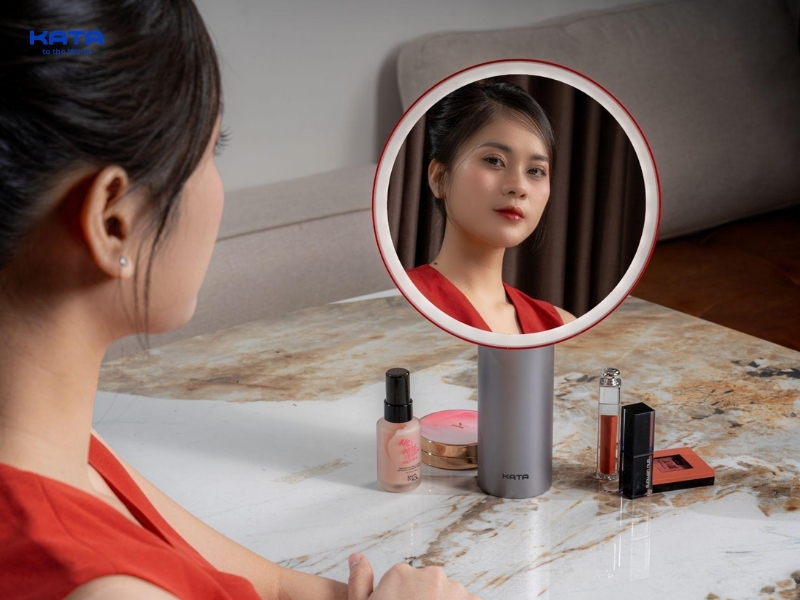 Khi nhìn bản thân trong gương, hình ảnh sẽ bị đảo chiều
