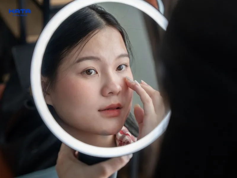 Ánh sáng trong gương đèn LED sẽ làm thay đổi diện mạo gương mặt