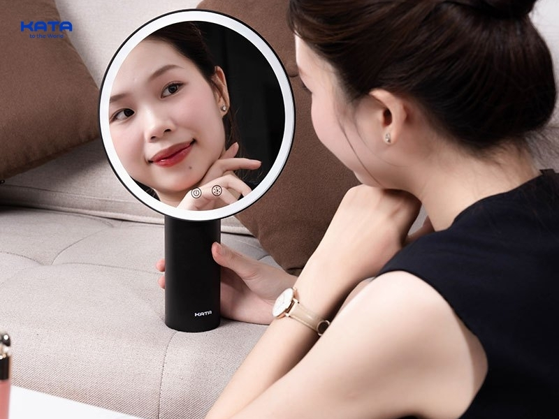 Sử dụng gương không đảo chiều sẽ giúp cho gương mặt bạn gần với thực tế