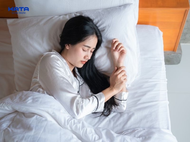 Ngủ đủ 8 tiếng mỗi ngày và tránh stress
