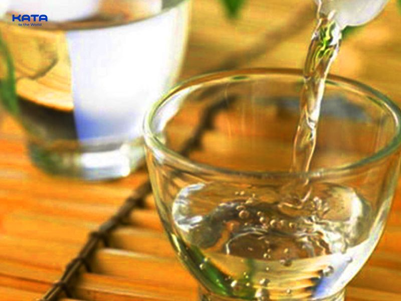 Rượu ngô truyền thống thường có nồng độ từ 30 đến 45 độ, tùy thuộc vào loại men và cách chưng cất của từng vùng miền