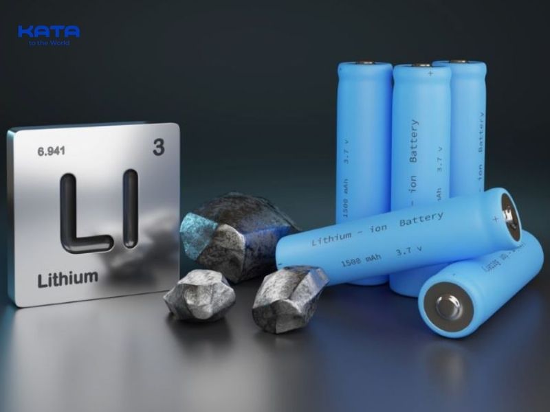 Pin Lithium-ion sử dụng sự di chuyển của các ion lithium giữa hai cực để lưu trữ và giải phóng năng lượng