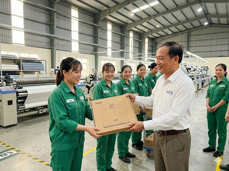 Thể hiện sự ghi nhận đóng góp của tập thể nhân sự và cổ đông