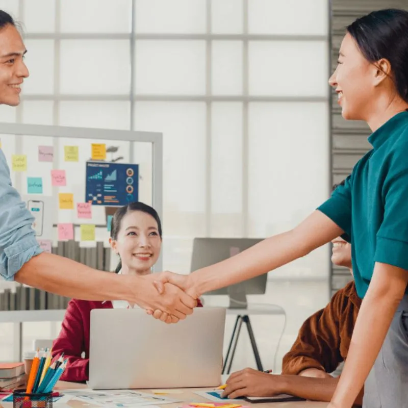 Bí quyết lựa chọn quà tặng chào mừng nhân viên tạo ấn tượng và động lực