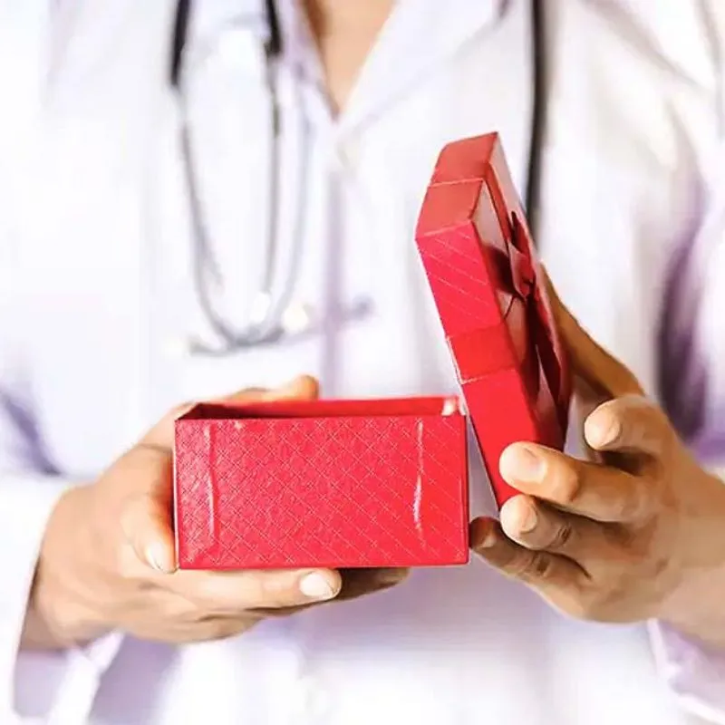 Tổng Những Mẫu Quà Tặng Cho Bác Sĩ Thay Lời Tri Ân Sâu Sắc