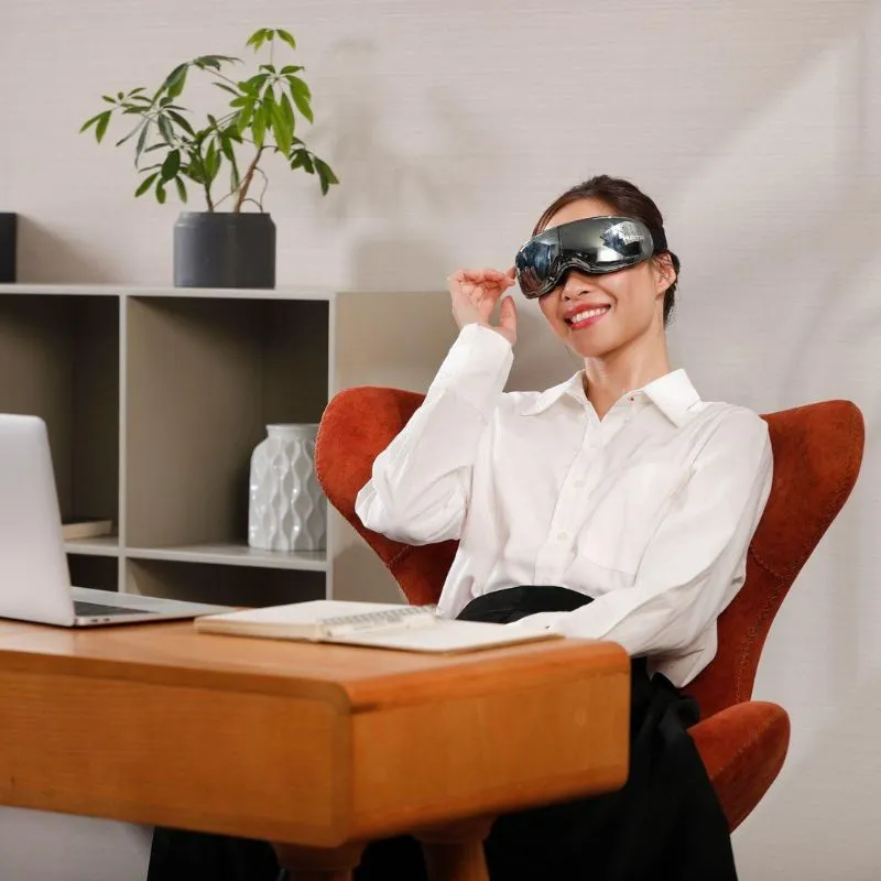 Máy massage mắt KATA hỗ trợ phóng viên xua tan mệt mỏi
