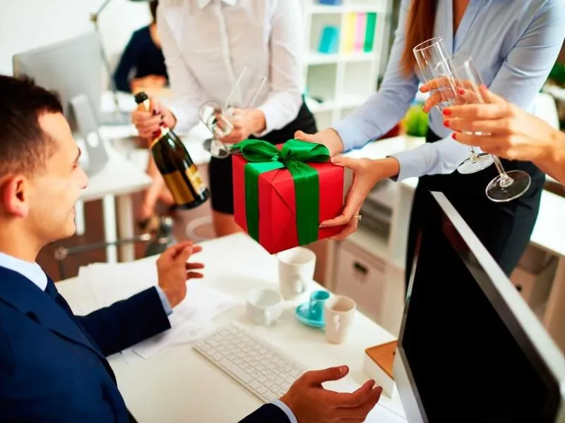 Lời chúc và cách tặng quà cho sếp sao cho tinh tế