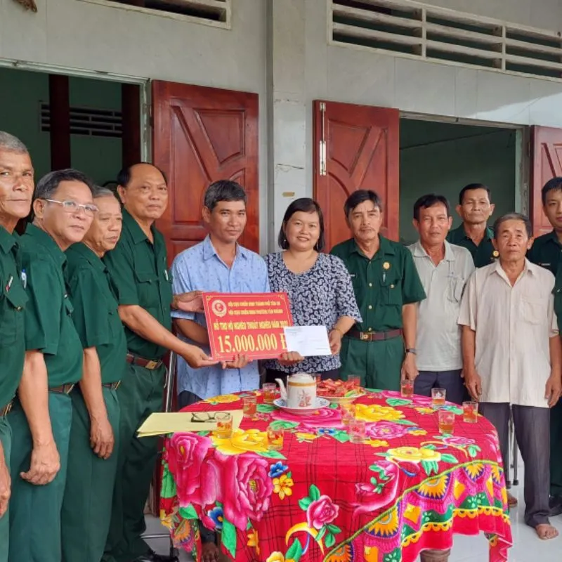 Gợi ý quà tặng hội cựu chiến binh ý nghĩa và thiết thực