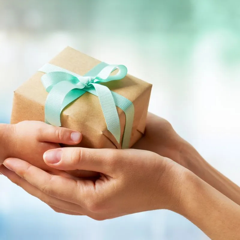 Quà tặng khách hàng bất động sản giúp gắn kết cảm xúc 