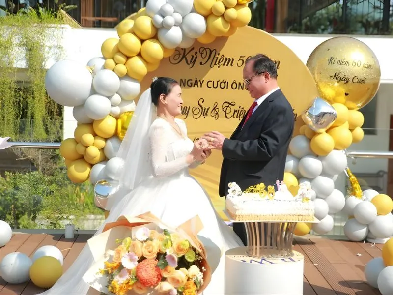 Quà tặng kỷ niệm 50 năm ngày cưới