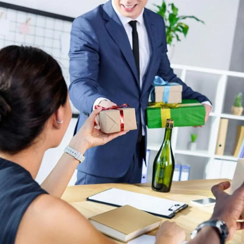 Những dịp quan trọng nào nên tặng quà cho nhân viên kế toán