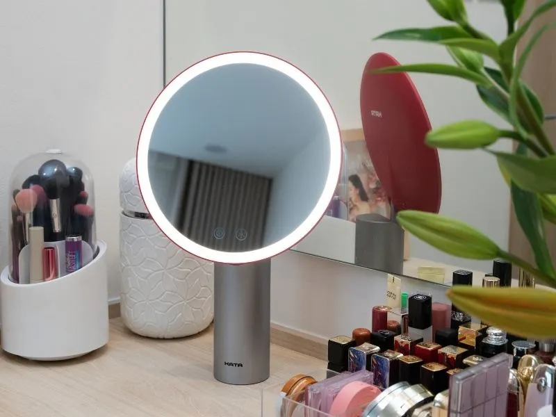 Gương KATA Miro O2 có thiết kế nhỏ gọn, phù hợp trên bàn trang điểm