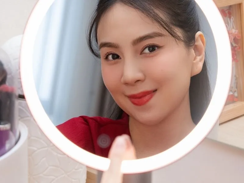 Gương trang điểm KATA Miro O2 có cho ánh sáng đồng đều