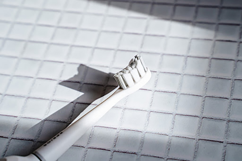 Với thiết kế lông vòng xoáy, bàn chải đánh răng điện di chuyển nhanh, giúp quét sạch mọi mảng bám trên bề mặt răng vô cùng hiệu quả