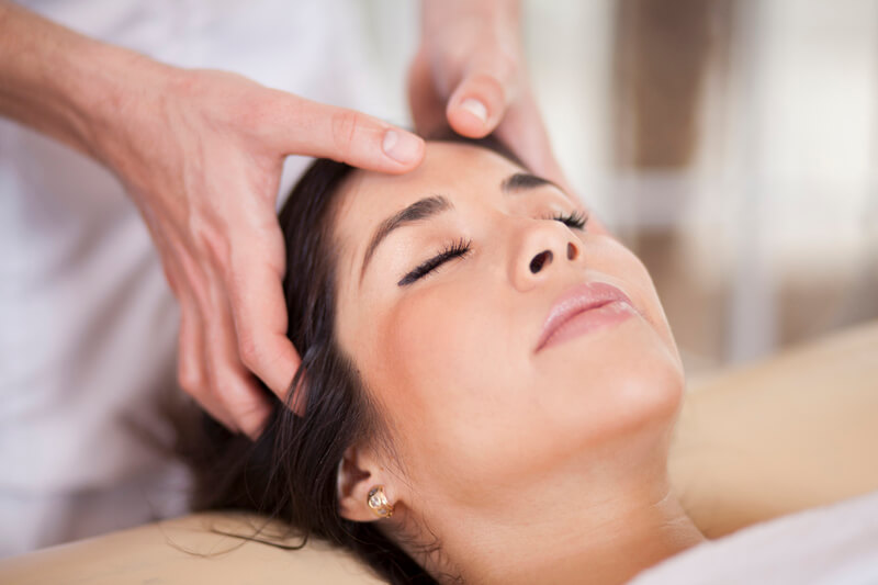 Massage đầu là phương pháp tác động cơ học lên phần đầu giúp thư giãn và lưu thông máu
