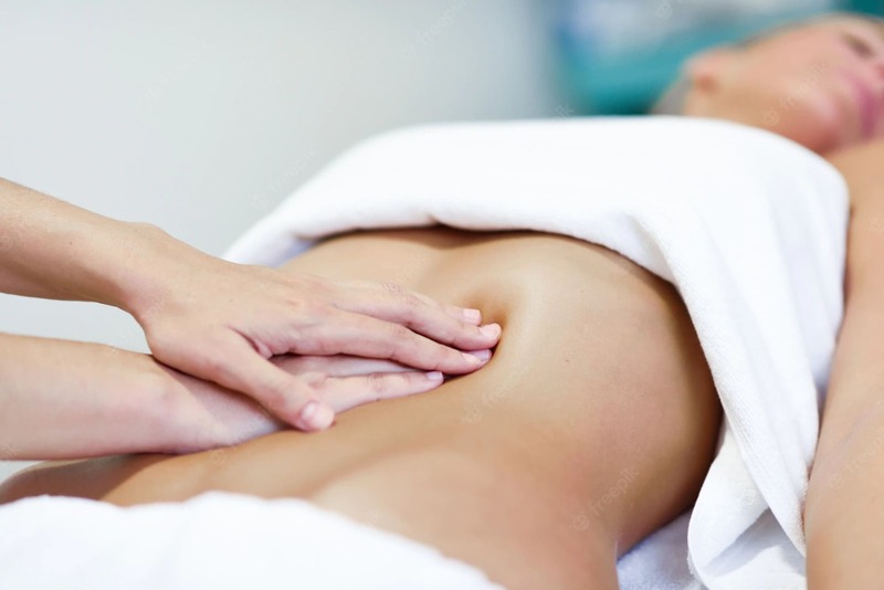 Massage bụng hay còn được gọi là massage dạ dày, thường dùng những động tác cơ bản như xoa bóp, ấn, vuốt… lên phần bụng