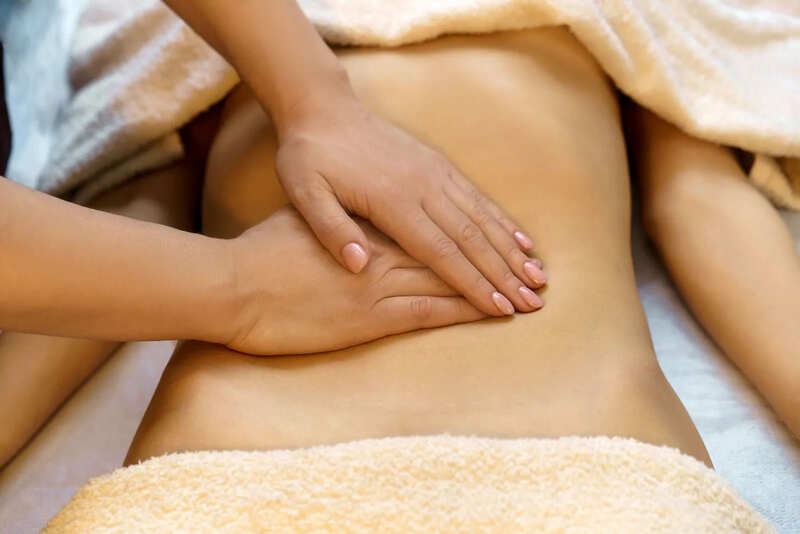 Nghiên cứu cho thấy massage bụng thường xuyên giúp giảm lượng chất lỏng trong dạ dày, từ đó vòng bụng của bạn cũng trở nên thon gọn hơn