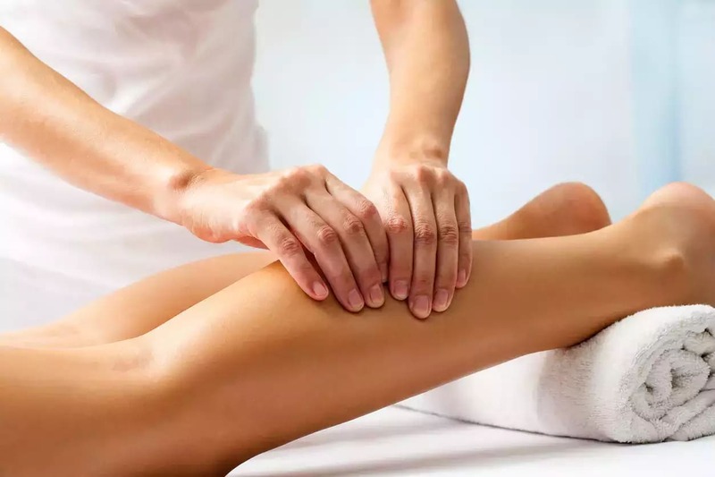 Massage chân là liệu pháp dùng lực tác động chủ yếu lên các vị trí nhức mỏi ở vùng chân giúp cho các nhóm cơ và huyệt đạo được thư giãn, xoa dịu đau nhức