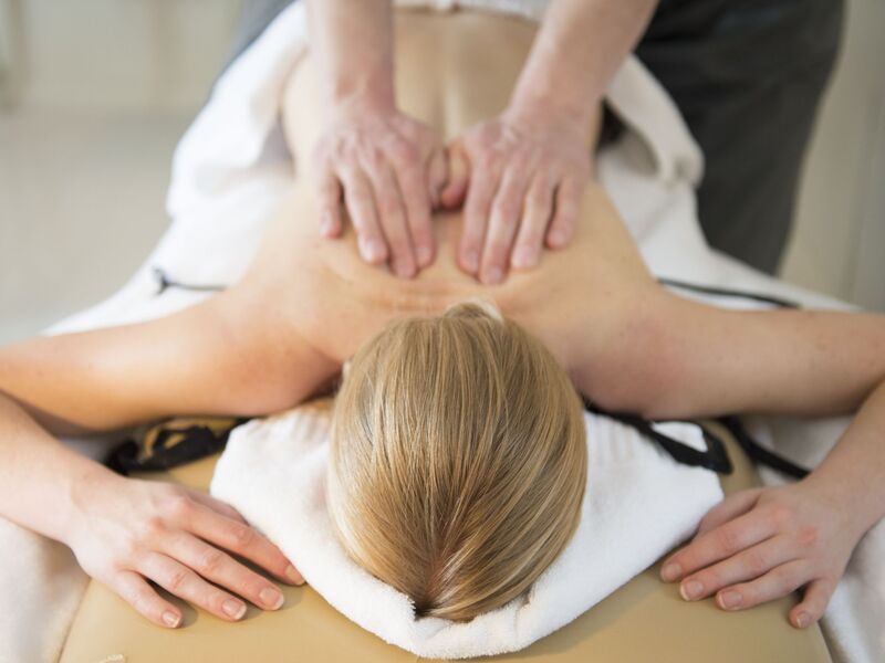 Phương pháp massage lưng là phương pháp dùng lực vật lý để tác động lên các vị trí đau nhức ở vùng lưng