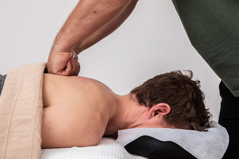Các thao tác massage bằng tay luôn được đa số mọi người lựa chọn vì không cần thêm bất kỳ dụng cụ bổ trợ nào