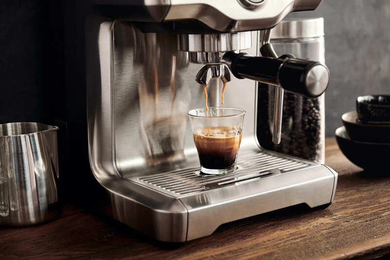 Máy pha cà phê Espresso có mức giá thành đắt đỏ hơn so với các loại máy khác