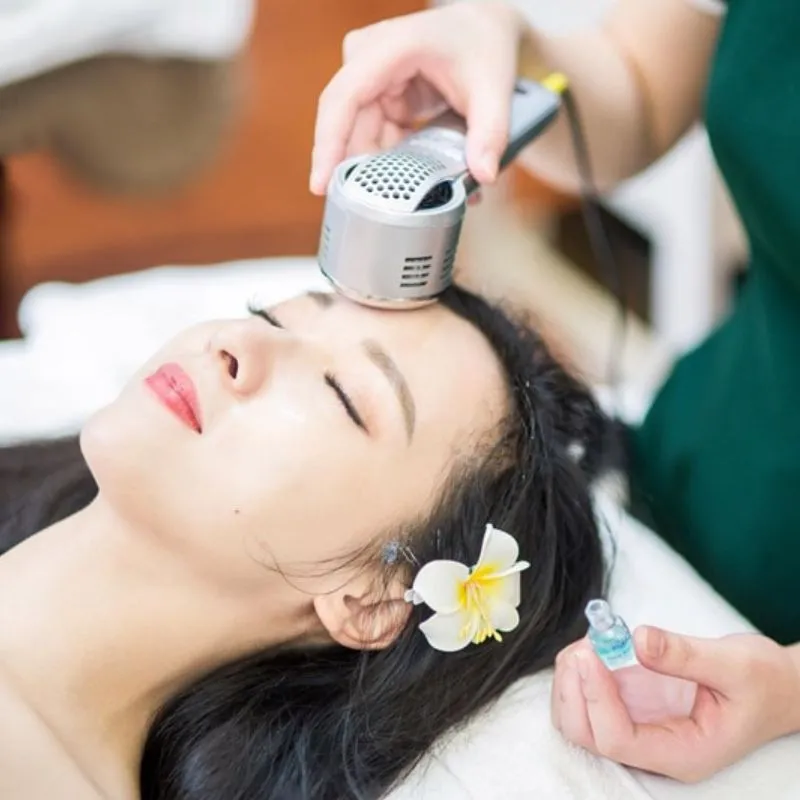 Phương pháp điện di tinh chất đẩy tinh chất vào sâu trong da bằng dòng điện