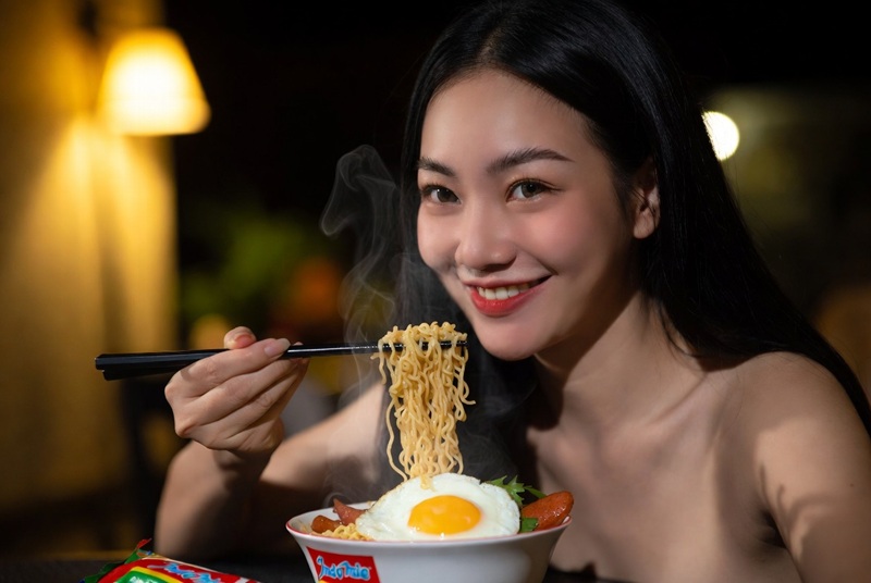 Ăn mì Indomie buổi tối có dễ tích mỡ hơn không