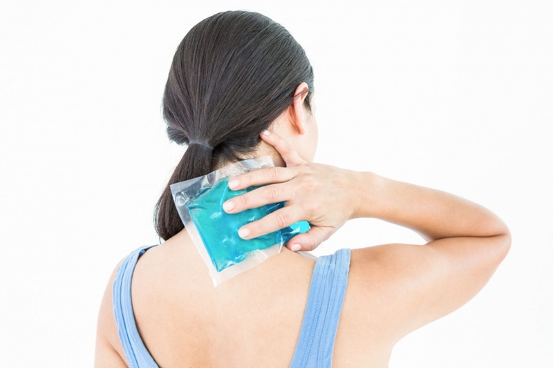 Áp dụng liệu pháp chườm nóng hoặc chườm lạnh
