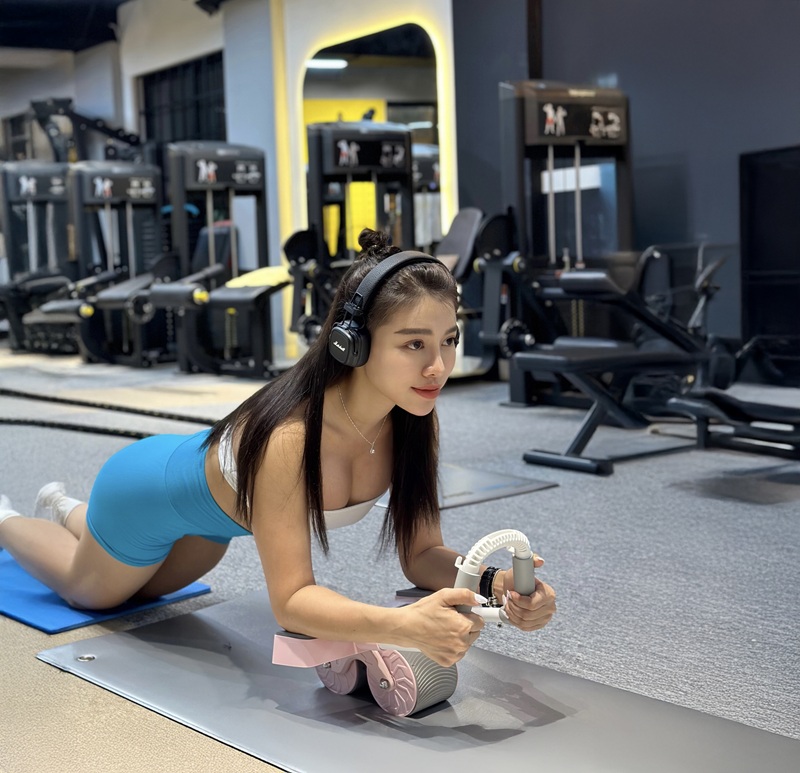 Hãy kết hợp luyện tập cùng con lăn tập bụng hoặc các thiết bị tập thể dục cá nhân