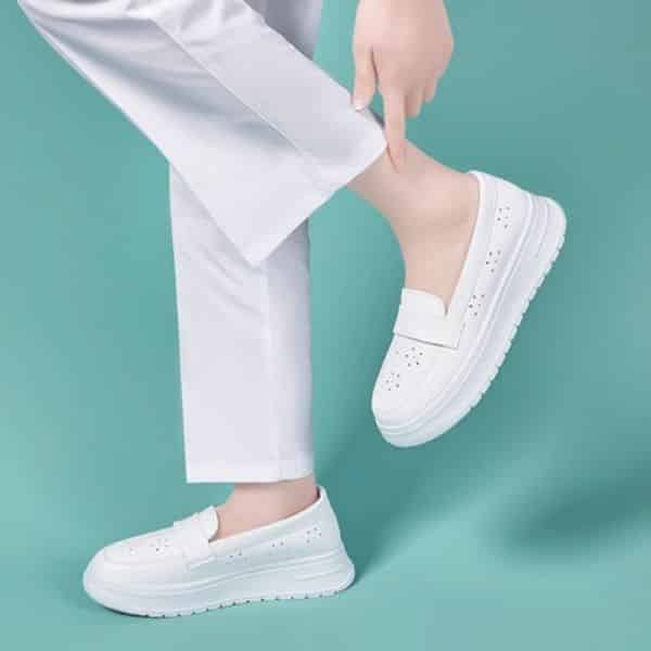 Giày y tế hoặc giày đi làm êm chân