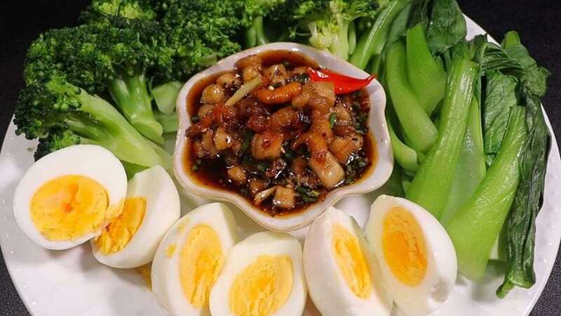 khi ăn kho quẹt cùng rau luộc, bạn thường no lâu hơn nhờ lượng chất xơ và nước tự nhiên