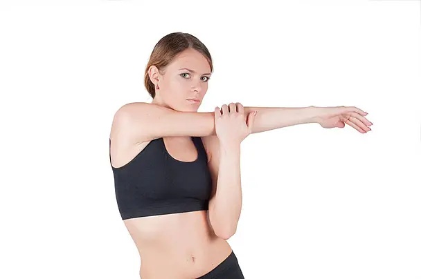 Động tác kéo giãn tay qua ngực