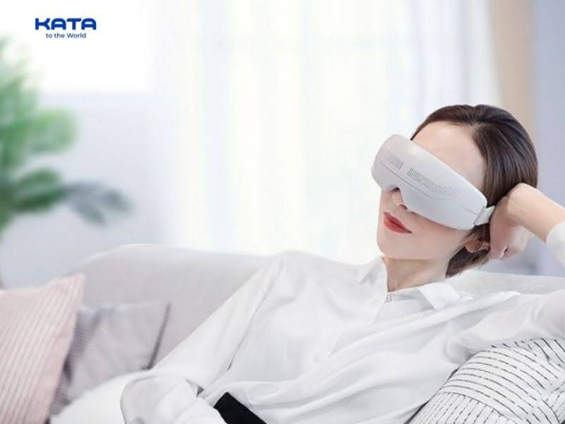 Sử dụng máy massage giúp giảm mỏi mắt, thư giãn 