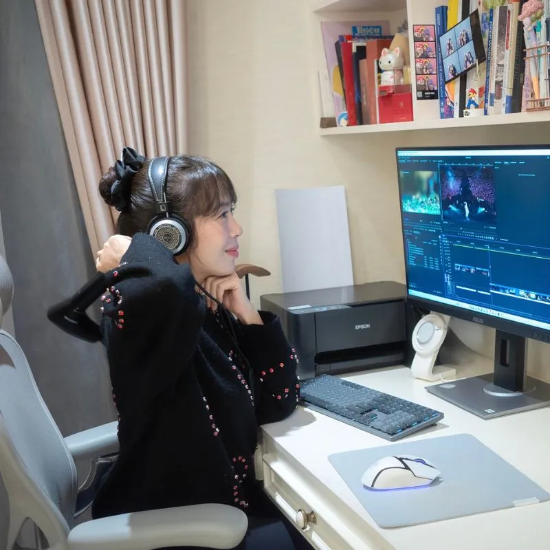 MC Diệp Chi sử dụng máy massage cầm tay kata mg22 pro khi làm việc