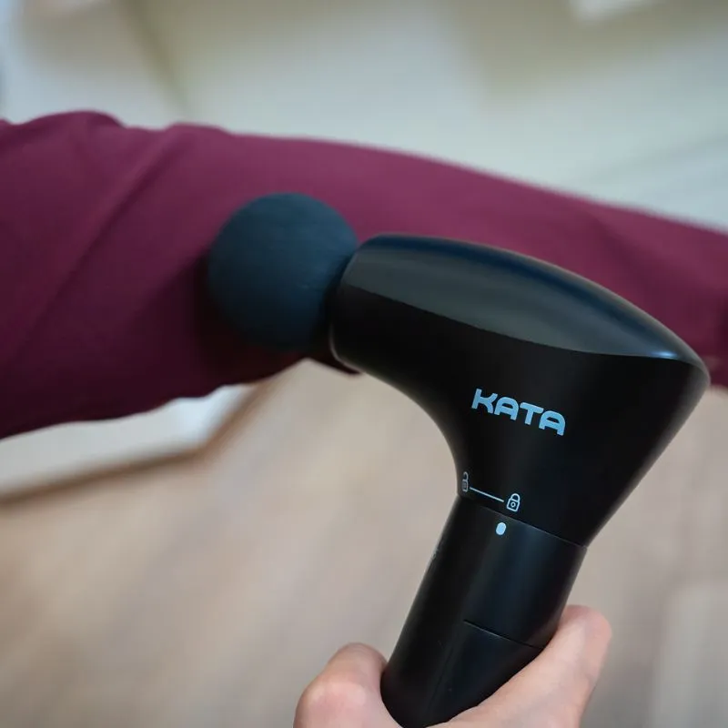 cận cảnh MC Diệp Chi sử dụng máy massage cầm tay kata mg22 pro