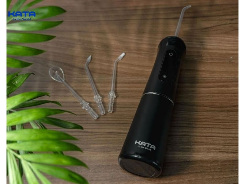 Có, bạn nên tháo rời đầu phun khỏi thân máy tăm nước khi mang lên máy bay