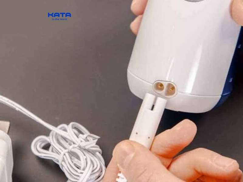 Khi tăm nước sạc không vào pin, bạn nên kiểm tra lại bộ sạc của thiết bị